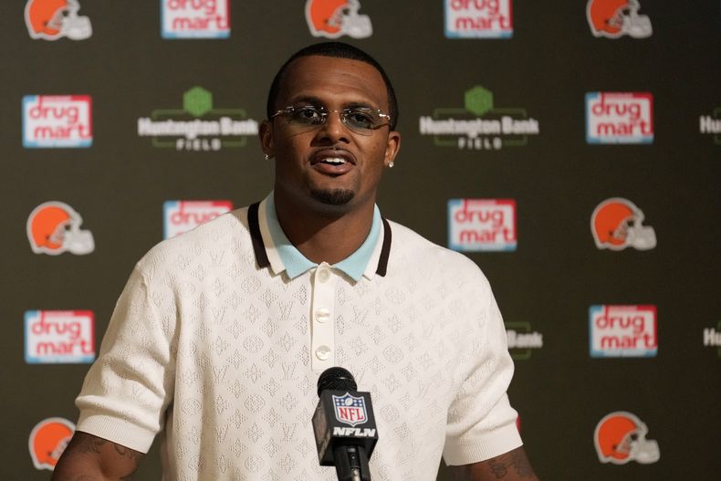 Deshaun Watson, quarterback de los Browns de Cleveland, responde las preguntas durante una conferencia de prensa después del partido de la NFL en contra de los Cowboys de Dallas, el domingo 8 de septiembre de 2024, en Cleveland. (AP Foto/Sue Ogrocki)