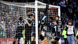 Los jugadores del Minnesota United celebran tras ganar el tercero y decisivo encuentro de su serie de primera ronda de los playoffs, ante los Sounders de Seattle, el sábado 8 de noviembre de 2025 (AP Foto/Ellen Schmidt)