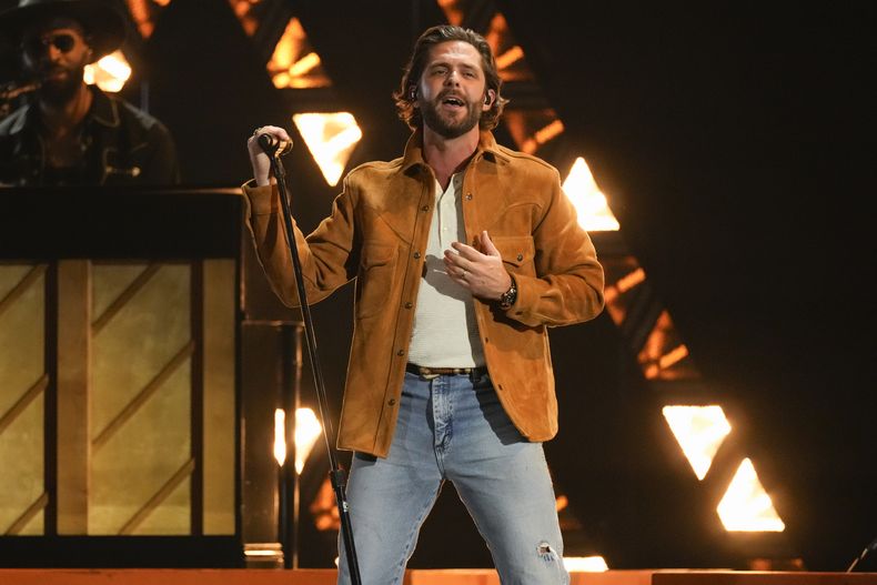 Thomas Rhett interpreta Beautiful As You durante la 59ª edición de los Premios anuales de la Academia de Música Country el jueves 16 de mayo de 2024 en el Ford Center en Frisco, Texas. (Foto AP/Chris Pizzello)