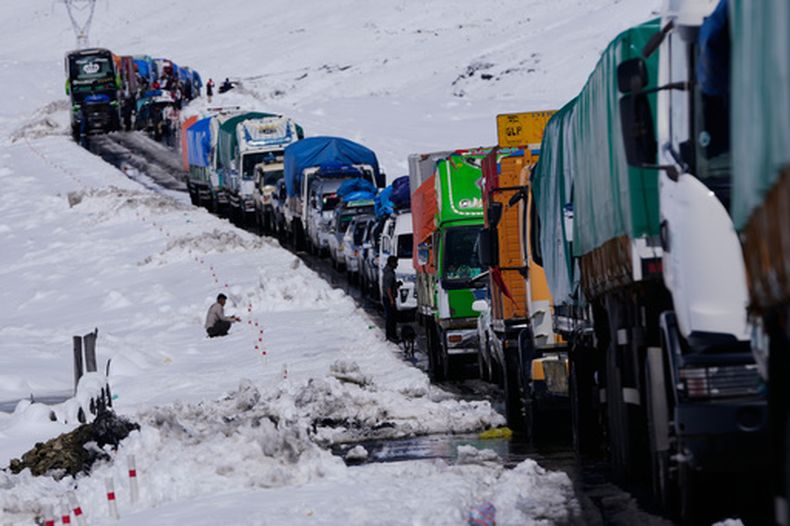 Los camiones se acumulan en una autopista bloqueada por la nieve en La Cumbre, a las afueras de La Paz (Bolivia), el miércoles 19 de agosto de 2026. (Foto AP/Juan Karita)