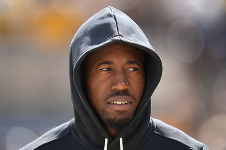 Joey Porter Jr., cornerback de los Steelers de Pittsburgh, participa en los calentamientos antes de un partido ante los Bengals de Cincinnati, el domingo 27 de septiembre de 2026 (AP Foto/Gene J. Puskar)