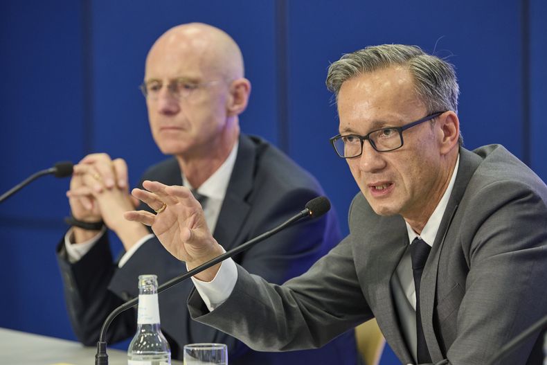 El fiscal Joerg Froehlich (izq) y el director de policía Falk Schnabel en conferencia de prensa en Hamburgo, Alemania, el 18 de junio del 2025. (Georg Wendt/dpa via AP)