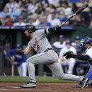 Matt Vierling, de los Tigres de Detroit, golpea un sencillo de dos carreras durante el primer inning del juego de la MLB frente a los Reales de Kansas City, el 22 de mayo en 2023, en Kansas City, Missouri. (AP Foto/Charlie Riedel)