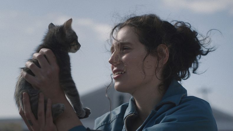 En esta imagen proporcionada por el Instituto Sundance, Eva Victor en una escena de Sorry, Baby de Eva Victor, una selección oficial del Festival de Cine de Sundance 2025. (Mia Cioffy Henry/Sundance Institute vía AP)