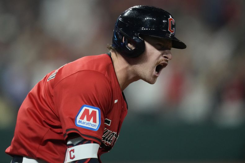 Kyle Manzardo de los Guardianes de Cleveland tras su jonrón en la octava entrada para remontar ante los Mellizos de Minnesota el lunes 16 de septiembre del 2024. (AP Foto/Sue Ogrocki)