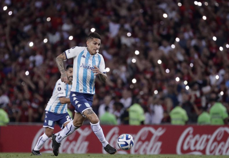 Paolo Guerrero, de Racing Club de Argentina, controla el balón durante un partido de fútbol de la Copa Libertadores de América, en contra de Flamengo, de Brasil, en el estadio Maracaná, en Río de Janeiro, Brasil, el jueves 8 de junio de 2023. (AP Foto/Bruna Prado)