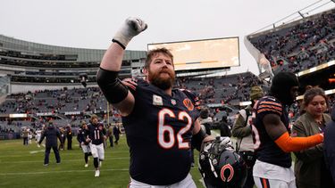 ARCHIVO - Joe Thuney, guardia de los Bears de Chicago, reacciona mientras sale del campo después de un partido de la NFL en contra de los Giants de Nueva York, el 9 de noviembre de 2025, en Chicago. (AP Foto/Nam Y. Huh, Archivo)