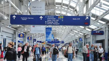 Empleado de la torre de control del aeropuerto de Chicago trató de suicidarse y en el intento causó un severo incendio.