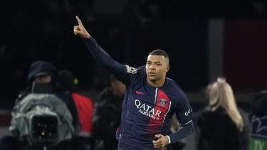 Kylian Mbappé celebra tras anotar un gol para el Paris Saint-Germain ante Newcastle en la Liga de Campeones, el martes 28 de noviembre de 2023, en París. (AP Foto/Christophe Ena)