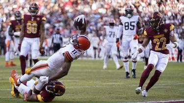 Browns se imponen 24-10 a Commanders; abuchean a Wentz