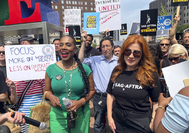 Las actrices Sheryl Lee Ralph (izquierda) y Lisa Ann Walter, miembros del elenco de la serie de televisión Abbott Elementary, participan en una protesta en apoyo a la huelga de guionistas y actores que ha paralizado Hollywood, en Love Park, Filadelfia, el jueves 20 de julio de 2023. (AP Foto/Tassanee Vejpongsa)