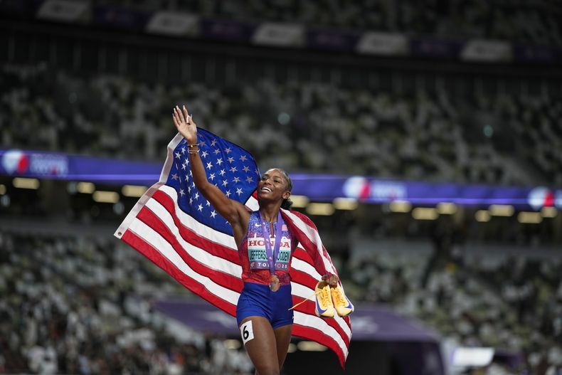 La estadounidense Melissa Jefferson-Wooden celebra su victoria en la final de los 200 metros del Mundial de atletismo, el viernes 19 de septiembre de 2025, en Tokio. (AP Foto/Louise Delmotte)