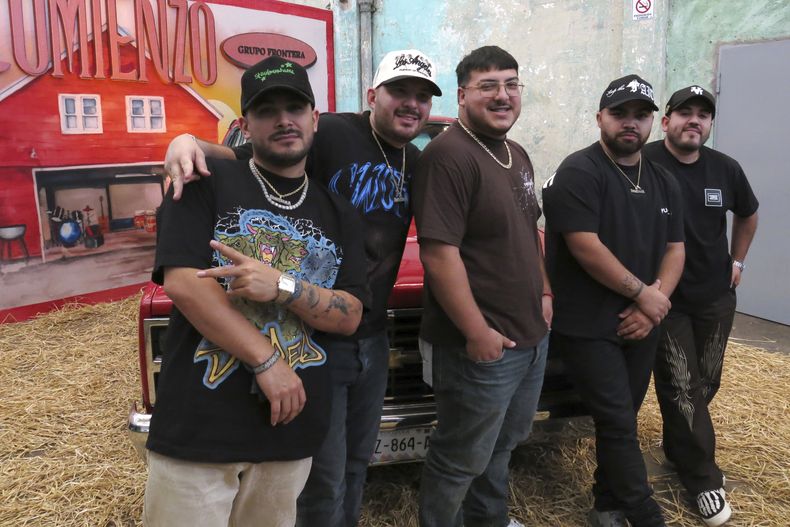 Los miembros de Grupo Frontera posan durante una entrevista en la Ciudad de México el 7 de agosto de 2023. De izquierda a derecha, Alberto Acosta, Juan Javier Cantú, Adelaido Payo Solis, Julian Peña Jr. y Carlos Guerrero. Grupo Frontera es finalista en 15 categorías de los Premios Billboard de la Música Latina, según se anunció el 24 de agosto de 2023. (Foto AP/Berenice Bautista)