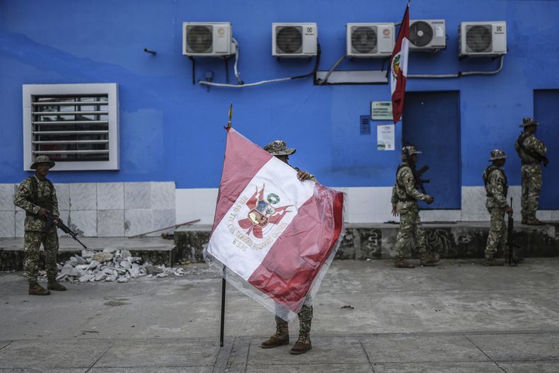 Soldados peruanos se preparan para su ceremonia matutina el domingo 17 de agosto de 2025, en Santa Rosa, Perú, una isla en el río Amazonas que Colombia reclama como suya. (AP Foto/Iván Valencia)