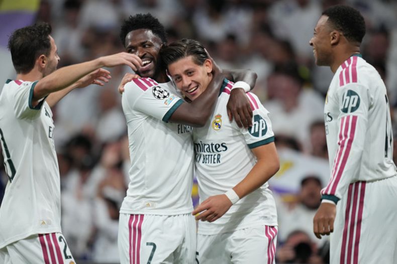 Los jugadores del Real Madrid celebran el gol de Arda Guler en el partido contra Leipzig en la Liga de Campeones, el miércoles 21 de octubre de 2026, en Madrid. (AP Foto/Bernat Armangue)
