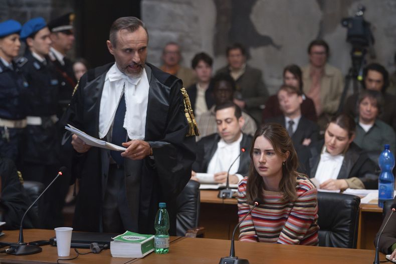 Esta imagen publicada por Disney muestra a Stefano Cassetti, a la izquierda, y Grace Van Patten en una escena de The Twisted Tale of Amanda Knox. (Andrea Miconi/Disney via AP)