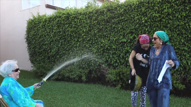 americateve | Gloria Estefan y el reto de la cubeta de hielo. Mira que divertido! Además retó a todos los demás a igualar su donación de $ 10,000!