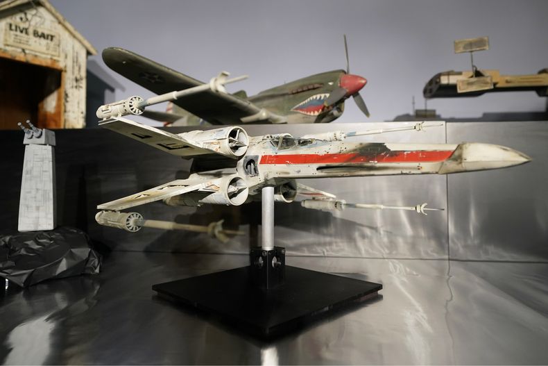 ARCHIVO - Un modelo en miniatura llamado Red Leader, una nave X-wing Starfighter de la película de 1977 “Star Wars: Episode IV — A New Hope (Star Wars: Episodio IV - Una nueva esperanza), se exhibe en Heritage Auctions, el 30 de agosto de 2023, en Irving, Texas. La miniatura del X-wing Starfighter utilizada en A New Hope se vendió por más de 3 millones de dólares el domingo 15 de octubre, durante una subasta de fin de semana de artículos recopilados y creados por el veterano fabricante de modelos de Hollywood Greg Jein. (Foto AP/Tony Gutierrez, archivo)