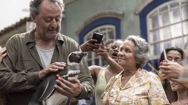 En esta imagen proporcionada por Lionsgate Jean Reno, izquierda, y Adriana Barraza en una escena de My Penguin Friend. (Lionsgate via AP)