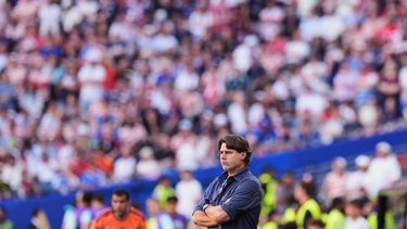 El argentino Mauricio Pochettino, entrenador de Estados Unidos, observa el encuentro de octavos de final de la Copa del Mundo ante Bélgica, el lunes 6 de julio de 2026 (AP Foto/Manu Fernández)