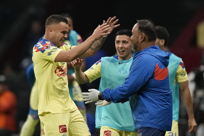 Jonathan Rodríguez, del América, festeja luego de anotar ante Pumas en un partido de la Liga MX, el sábado 30 de septiembre de 2023 (AP Foto/Fernando Llano)