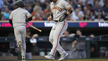 Michael Conforto, de los Gigantes de San Francisco, anota en el juego del martes 23 de mayo de 2023, ante los Mellizos de Minnesota (AP Foto/Abbie Parr)