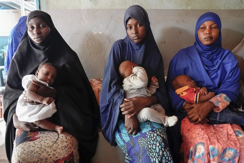 Un grupo de mujeres espera para poder vacunar a sus hijos en Niamey, Níger, el 21 de agosto de 2023.. (Foto AP/Sam Mednick)