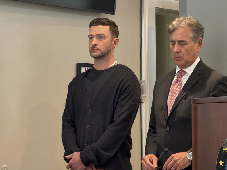 Justin Timberlake, izquierda, comparece ante el tribunal con su abogado Edward Burke, el viernes 13 de septiembre de 2024, en Sag Harbor, Nueva York. (T E McMorrow/Pool Photo vía AP )