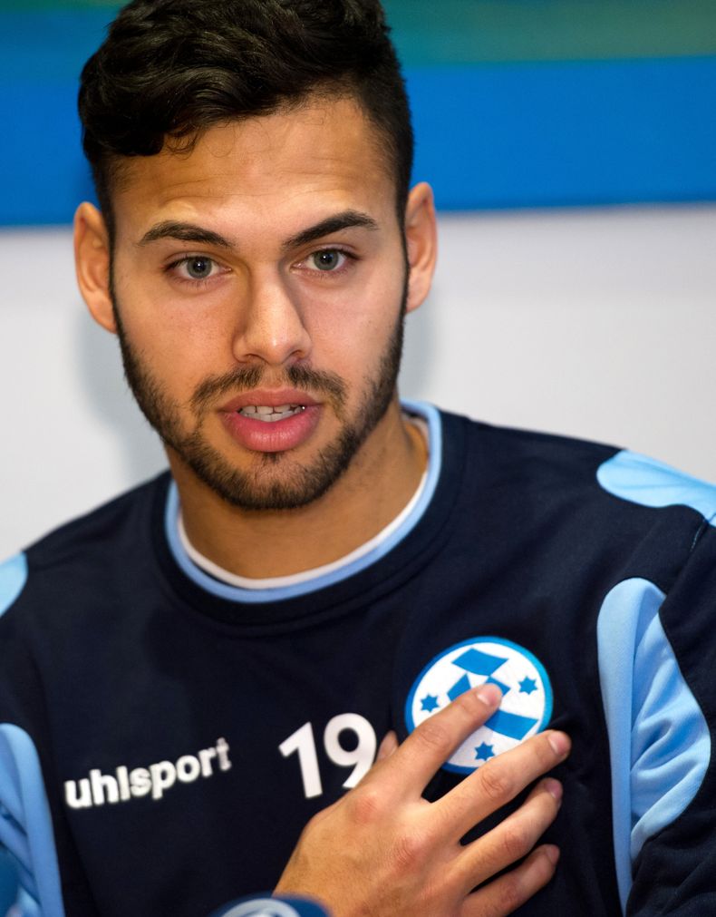 El jugador del club Stuttgarter Kickers, Daniel Engelbrecht, habla en una conferencia de prensa el 13 de noviembre de 2014 en Stuttgart, Alemania. Engelbrecht juega con un desfibrilador tras sufrir un problema card&iacute;aco.  (AP Photo/dpa, Inga Kjer)