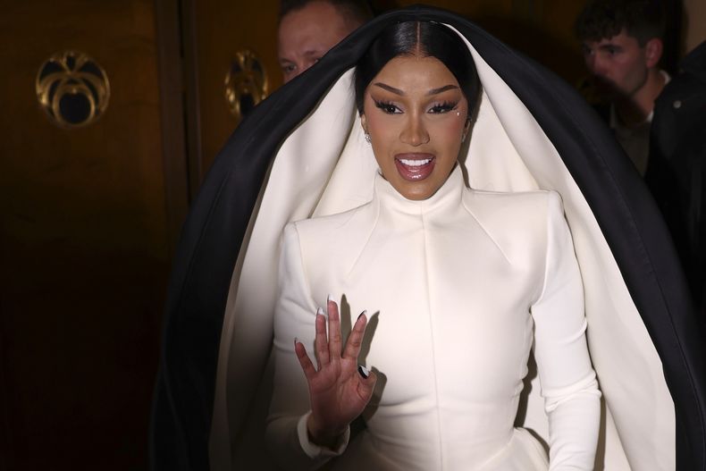 Cardi B asiste al desfile de la colección de Alta Costura Otoño-Invierno 2025/26 de Stephane Rolland presentada el martes 8 de julio de 2025 en París. (Foto AP/Tom Nicholson)