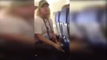 mujer arrestada en un avion tras denunciar politica de eeuu hacia venezuela