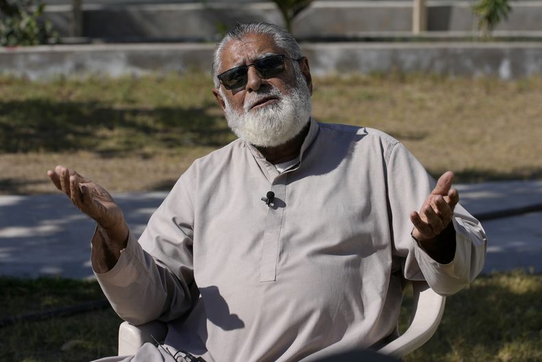 Khuda Bakhsh Hashim, un profesor retirado, habla durante una entrevista con The Associated Press en la ciudad costera de Gwadar, el 15 de enero de 2025, en la provincia de Baluchistán, en el suroeste de Pakistán. (AP Foto/Anjum Naveed)