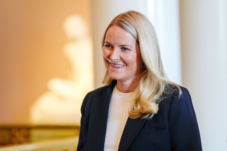 ARCHIVO - La princesa heredera de Noruega, Mette Marit, sonríe durante una recepción a deportistas noruegos que compitieron en los Juegos Paralímpicos de Milán Cortina, en Oslo, el viernes 10 de abril de 2026. (Lise Åserud/NTB Scanpix via AP, Archivo)