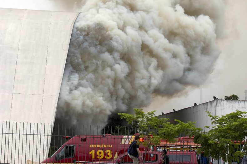 Una nube de humo brota del auditorio Sim&oacute;n Bol&iacute;var del Memorial de Am&eacute;rica Latina, un complejo pol&iacute;tico, cultural y de esparcimiento que dise&ntilde;&oacute; el famoso arquitecto Oscar Niemeyer, el viernes 29 de noviembre de 20