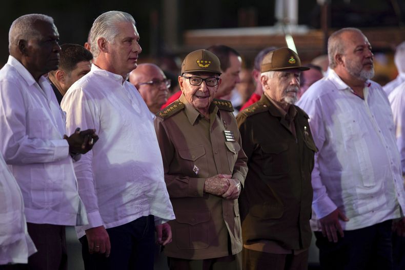 De izquierda a derecha, el presidente del Consejo de Estado, Esteban Lazo Hernández; el presidente Miguel Díaz-Canel, el expresidente Raúl Castro, el comandante de la Revolución Cubana Ramiro Valdés y el primer ministro Manuel Marrero Crúz asisten a una ceremonia conmemorativa del 70 aniversario del asalto al Cuartel Moncada en Santiago, Cuba, el miércoles 26 de julio de 2023. (Foto AP/Ismael Francisco)