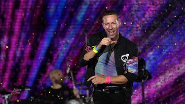 Chris Martin de Coldplay durante su concierto en el Rose Bowl, el sábado 30 de septiembre de 2023, en Pasadena, California. (Foto AP/Chris Pizzello)