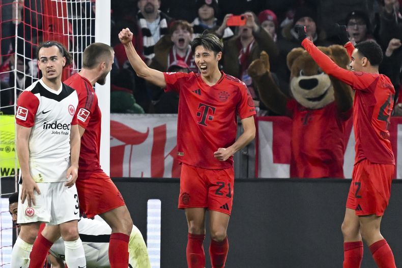 Hiroki Ito del Bayern Munich celebra con sus compañeros Eric Dier y Jamal Musiala tras anotar en el encuentro anate el Eintracht Frankfurt el domingo 23 de febrero del 2025. (Sven Hoppe/dpa via AP)