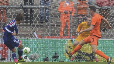 americateve | El jugador de Jap&oacute;n, Yuya Osako, izquierda, anota un gol contra Holanda en un amistoso el s&aacute;bado, 16 de noviembre de 2013, en Genk, B&eacute;lgica. (AP Photo/Geert Vanden Wijngaert)