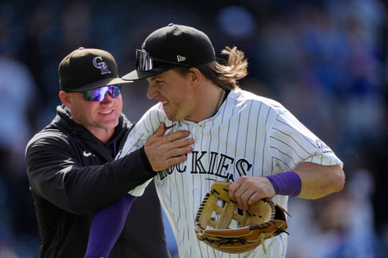 Warren Schaeffer, manager de los Rockies de Colorado, felicita al jardinero central Jake McCarthy el jueves 7 de mayo de 2026 tras la victoria sobre los Mets de Nueva York (AP Foto/David Zalubowski)
