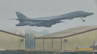 Un bombardero B-1 despega de la base RAF Fairford en Fairford, Inglaterra, el martes 29 de septiembre de 2026. (Foto AP/Alastair Grant)