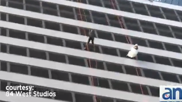 americateve | En una mezcla de adrenalina y amor, Melissa López y Chris Cruz se casaron en la azotea del hotel JW Marriot Marquis de Miami y luego descendieron con cuerdas por las paredes de edificio.