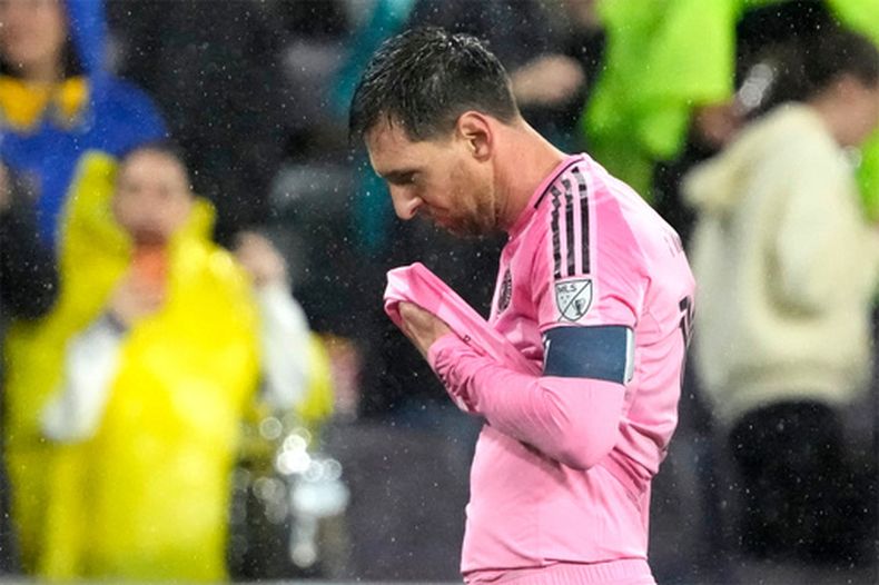 El argentino Lionel Messi se marcha del campo bajo la lluvia luego de un empate sin goles entre el Inter Miami y Nashville en un duelo de octavos de final de la Copa de Campeones de la CONCACAF, el miércoles 11 de marzo de 2026 (AP Foto/Mark Humphrey)