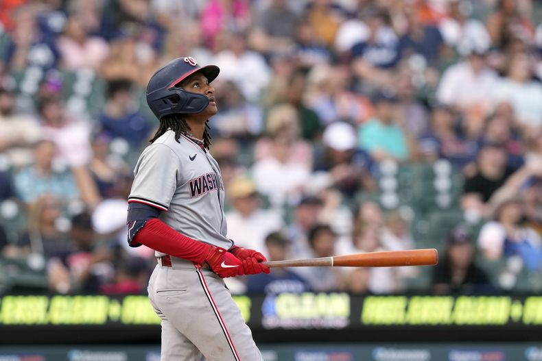 CJ Abrams, de los Nacionales de Washington, observa su jonrón solitario en el juego del miércoles 12 de junio de 2024, ante los Tigres de Detroit (AP Foto/Carlos Osorio)