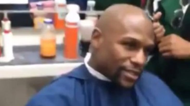 El campeón de boxeo tuvo un diálogo intenso con una mujer en una barbería de Londres. "¿Tienes televisión?", le preguntó 'Money' muy enojado