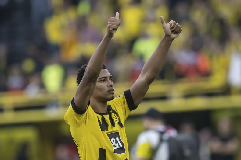 Jude Bellingham, del Dortmund, agradece el apoyo de los hinchas en el juego de liga ante el Borussia Moenchengladbach, el sábado 13 de mayo de 2023, en Dortmund, Alemania. (Bernd Thissen/dpa via AP)