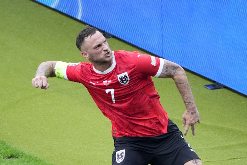 El austriaco Marko Arnautovic celebra tras anotar el tercer gol de su equipo de penal el encuentro ante Polonia en el Grupo D de la Eurocopa el viernes 21 de junio del 2024. (AP Foto/Petr Josek)