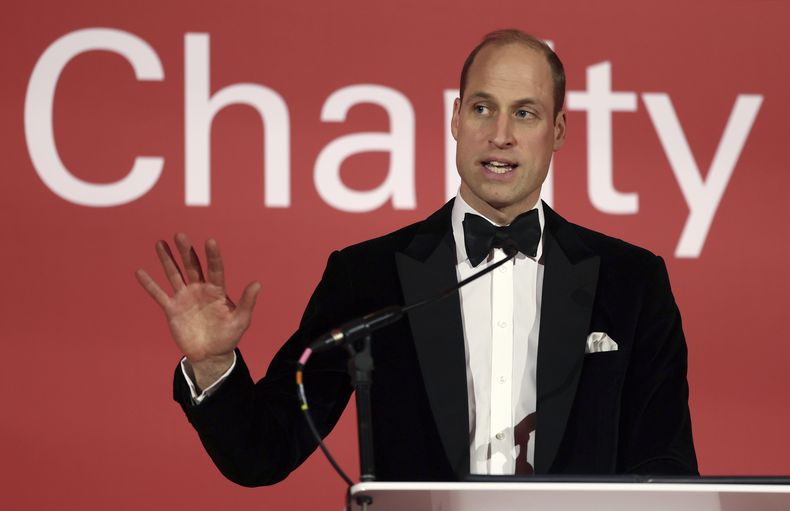 El príncipe Guillermo, el príncipe de Gales, pronuncia un discurso en la gala y cena de London Air Ambulance Charity en The OWO, en Londres el miércoles 7 de febrero de 2024. (Daniel Leal/Pool Photo via AP)