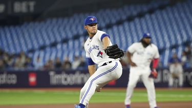 El abridor de los Azulejos de Toronto José Berríos trabaja la primera entrada frente a los medias Blancas de Chicago el martes 25 de abril del 2023. (Chris Young/The Canadian Press via AP)