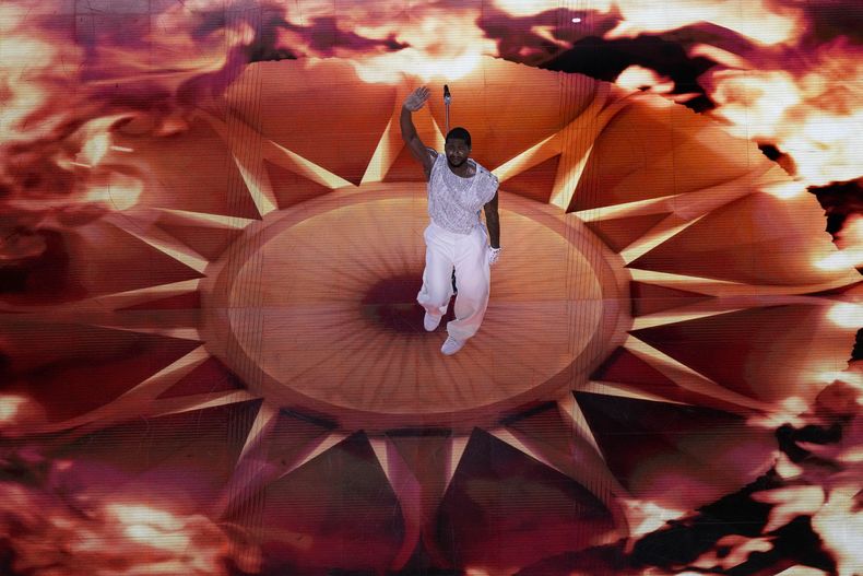 Usher durante su presentación en el espectáculo de medio tiempo del Super Bowl 58 de la NFL entre los 49ers de San Francisco y los Chiefs de Kansas City el domingo 11 de febrero de 2024 en Las Vegas. (Foto AP/David J. Phillip)