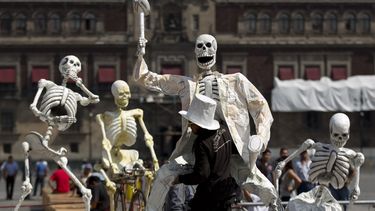 americateve | Un hombre transporta la representaci&oacute;n de un esqueleto en preparaci&oacute;n para una ofrenda por el D&iacute;a de Muertos en el Z&oacute;calo de la Ciudad de M&eacute;xico, el martes 29 de octubre de 2013. Los mexicanos celebran el D&iacute;a de M